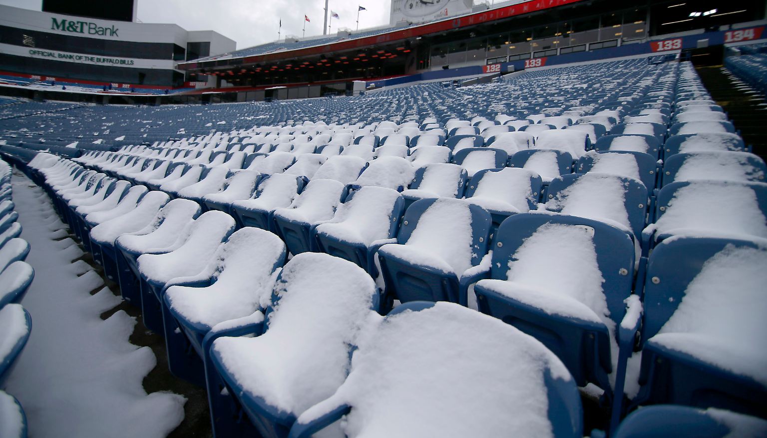 Die Schneemassen hatten das New Era Field fest in ihrer Hand. An eine Spielverlegung war dennoch nicht zu denken.