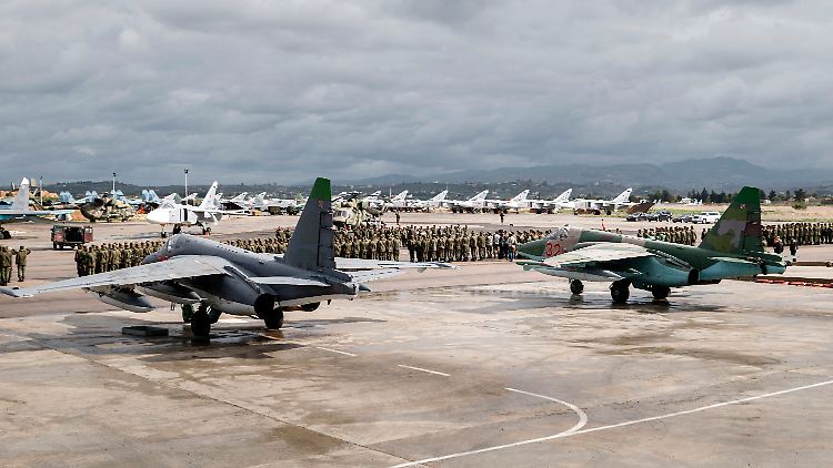 Russische Soldaten am Stützpunkt Hamaimim: Der Flughafen ist die wichtigste russische Luftwaffenbasis in Syrien (Archivbild).