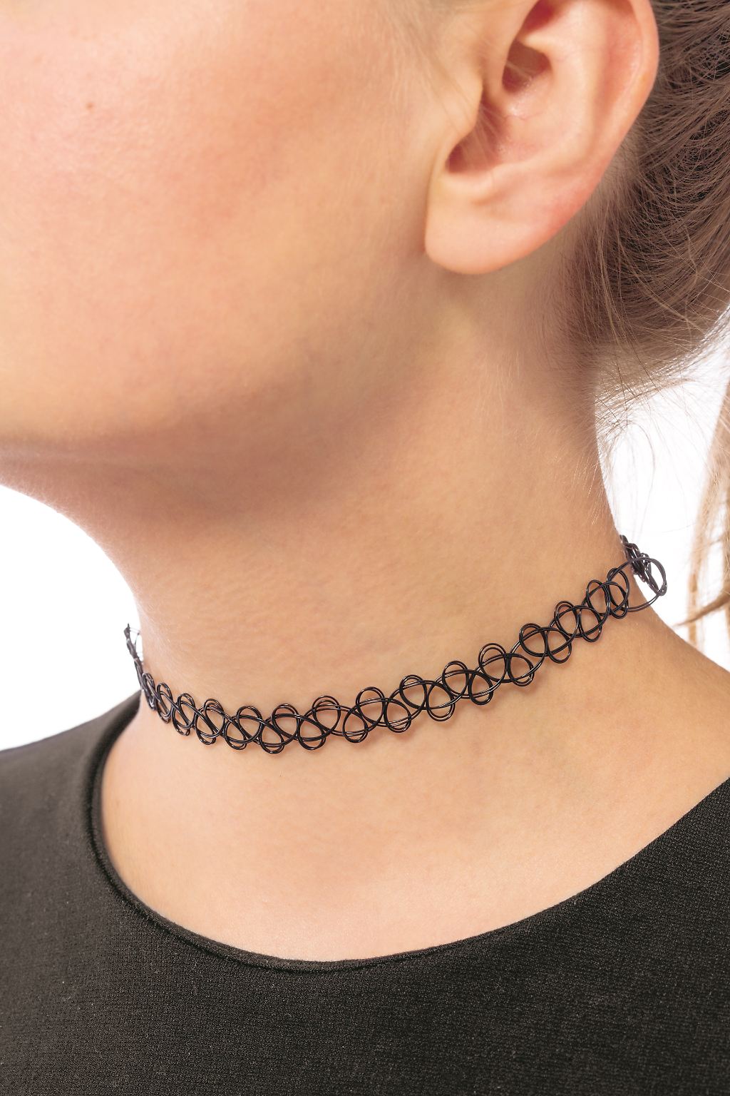 Aktuell ist sie wieder hoch im Kurs und von keinem Teenager-Hals wegzudenken: die Tattoo-Kette. Dabei stammt der elastische Luftröhrenabschneider eigentlich aus einem anderen Zeitalter.