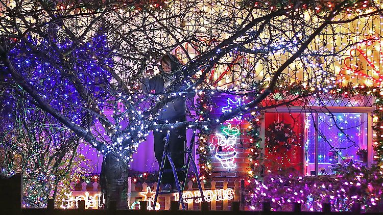 Leuchtet eine Lichterkette über den Advent und die Weihnachtstage - also fünf Wochen lang - jeden Tag im Schnitt für 3,5 Stunden, kostet das mit alten Glühlampen etwa 1,50 Euro. 