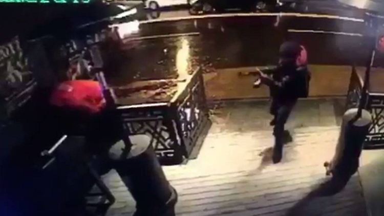 Eine Überwachungskamera zeigt, wie der Schütze in der Silvesternacht den Club "Reina" stürmt. 