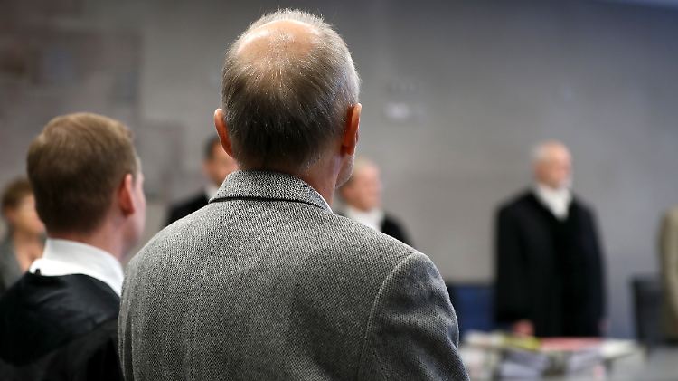 Dem angeklagten Mediziner drohen laut Staatsanwaltschaft bis zu fünf Jahre Haft.