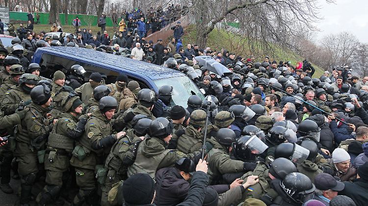 Hunderte Anhänger Saakaschwilis befreien den Ex-Präsidenten Georgiens und jetzigen ukrainischen Oppositionellen aus einem Gefangenentransporter vor rund einer Woche.