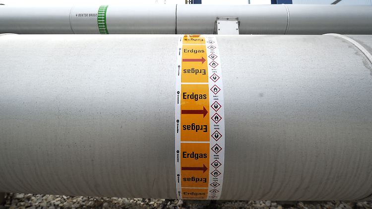 Durch solche Röhren strömt das Gas: Erdgasleitung am Kraftwerk Irsching in Vohburg an der Donau.