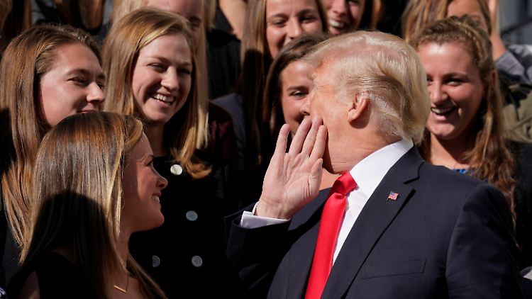 US-Präsident Trump bei einem Schwätzchen mit dem Frauen-Softballteam von Oklahoma.