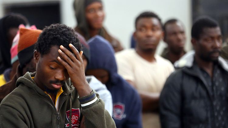 Viele Flüchtlinge werden in Libyen interniert und ihre Familien erpresst.