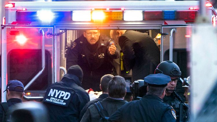 Nach dem Anschlagsversuch wird Akayed Ullah in einem Krankenwagen medizinisch versorgt.