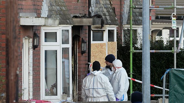 Die Polizei sichert derzeit noch Spuren an dem Haus in Manchester.