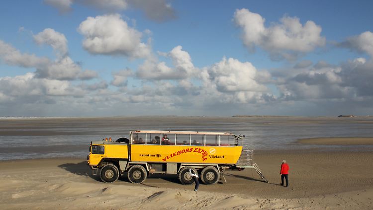 325 PS stecken unter der Haube des Vliehors Expres. Damit erkunden Urlauber die Insel Vlieland.