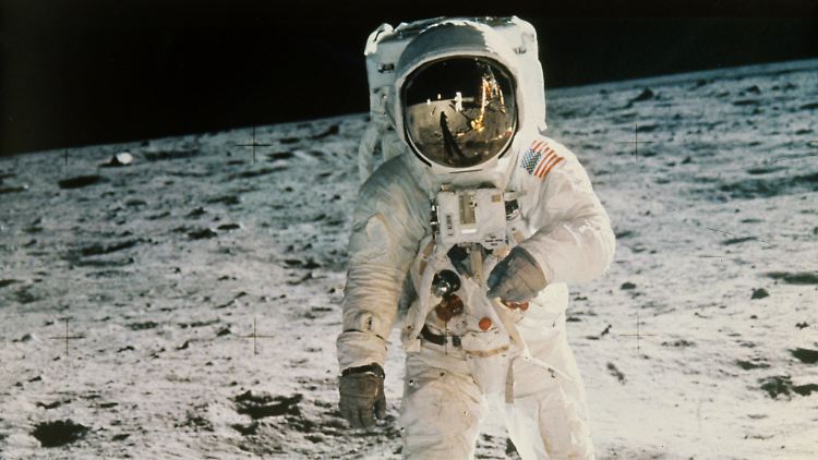 21. Juli 1969: Der US-Astronaut Edwin Aldrin wird von seinem Kollegen Neil Armstrong (im verspiegelten Visier zu erkennen) bei seinen ersten Schritten auf dem Mond fotografiert.