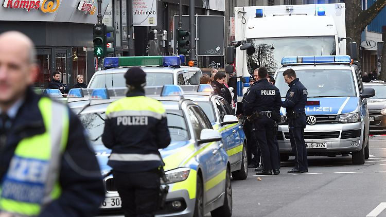Nach dem Anruf des Apothekers rückte die Polizei mit 22 Einsatzfahrzeugen an.