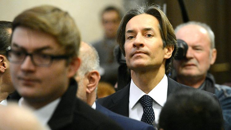 Karl-Heinz Grasser soll sich bei der Privatisierung von Staatsvermögen die eigenen Taschen gefüllt haben.