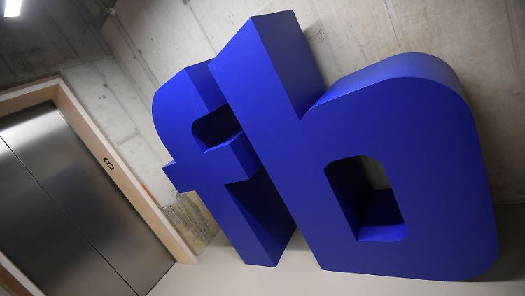 Ein Facebook-Logo im Londoner Büro des Netzwerks.
