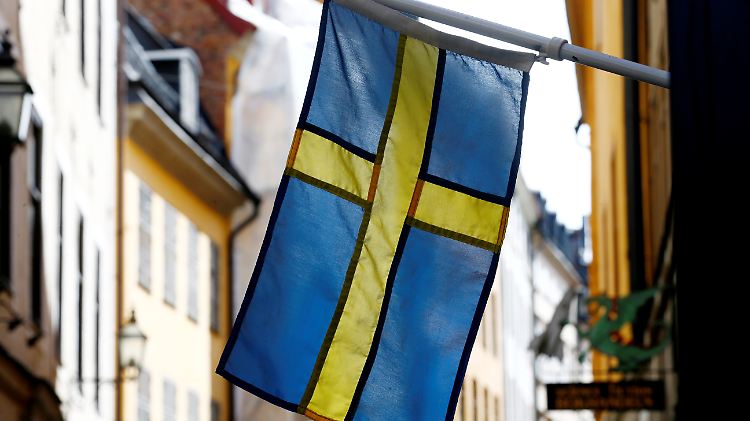 Regierungschef Löfven mahnt seine Mitbürger.