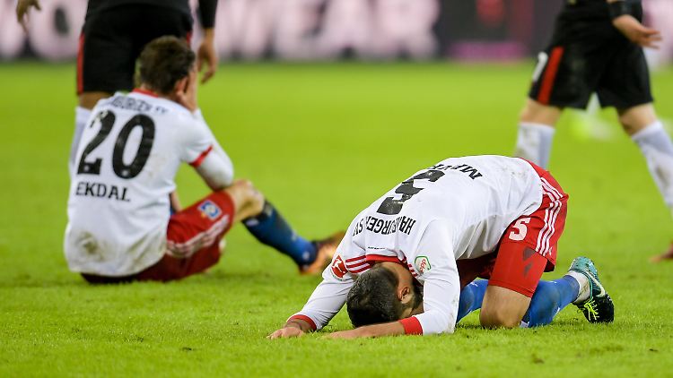 Am Boden: Der Hamburger SV nach der Heimpleite gegen Eintracht Frankfurt.