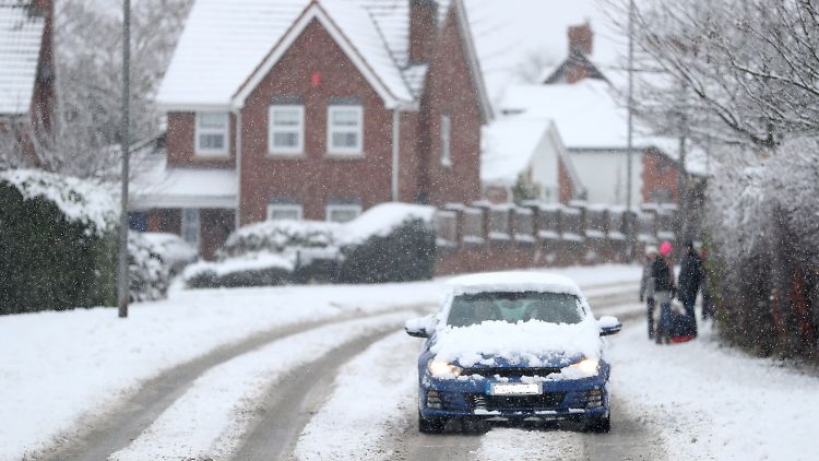 Solche Schneemassen sind in Großbritannien ungewöhnlich. Bürger sind zur Vorsicht aufgerufen.