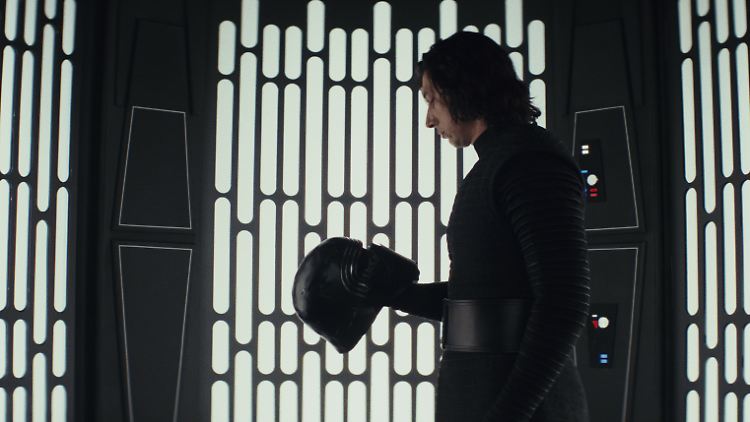 Kylo Ren ist sowas wie der neue Darth Vader. In "Star Wars: Die letzten Jedi" nimmt man ihm das auch ab.