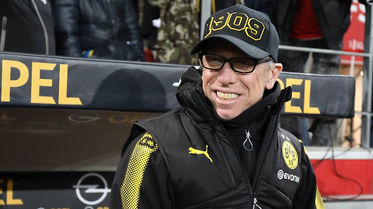 Kaufrausch im Fanshop: Peter Stöger.