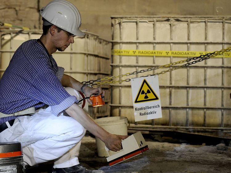 Ein Mitarbeiter des Strahlenschutzes überprüft den Boden im Überwachungsbereich der Kammer 12.