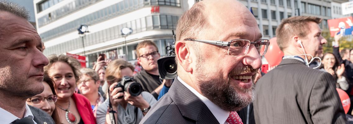 SPD-Chef Martin Schulz umringt von seinen Personenschützern.