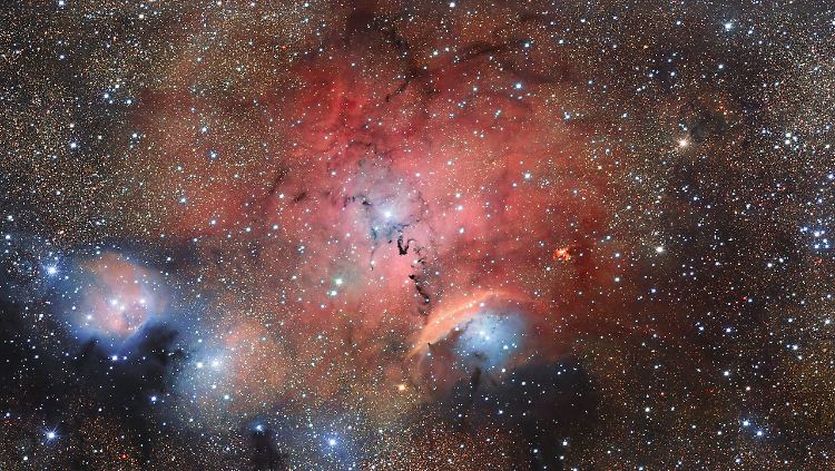 Astronomen können in der riesigen Aufnahme unterschiedliche Phänomene entdecken: Sie sehen kosmischen Staub und Gaswolken, die das Licht heißer, junger Sterne reflektieren, absorbieren und wieder abstrahlen.