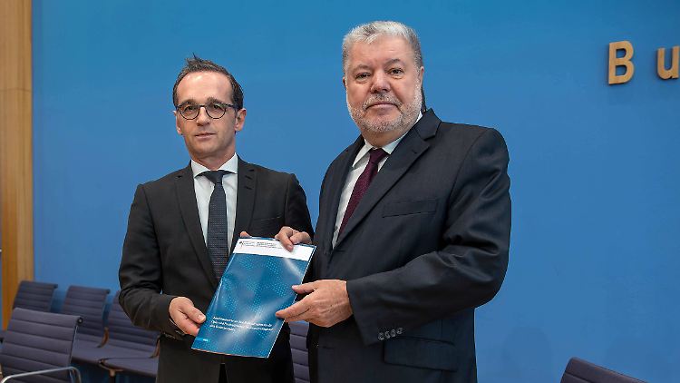 Justizminister Heiko Maas (l.) und Kurt Beck bei der Präsentation des Abschlussberichts zur Hinterbliebenenbetreuung.