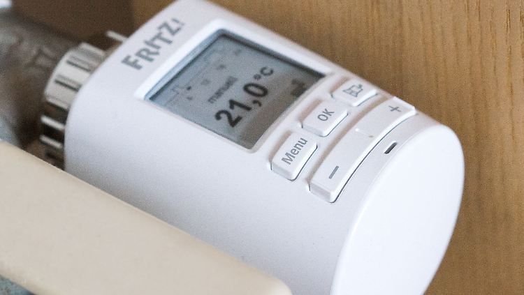 Testsieger FritzDect 301 ist die günstigste Lösung, wenn schon eine Fritzbox im Haus steht.