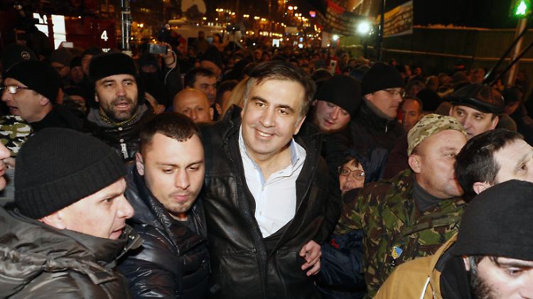Michail Saakaschwili spukt als revolutionärer Feuerkopf durch die ukrainische Politik. Staatschef Poroschenko findet kein Mittel dagegen.