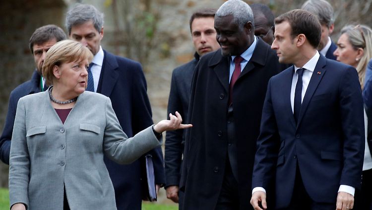 Merkel im französischen La Celle-Saint-Cloud mit dem Chef der Afrikanischen Kommission Mahamat und Frankreichs Präsident Macron.