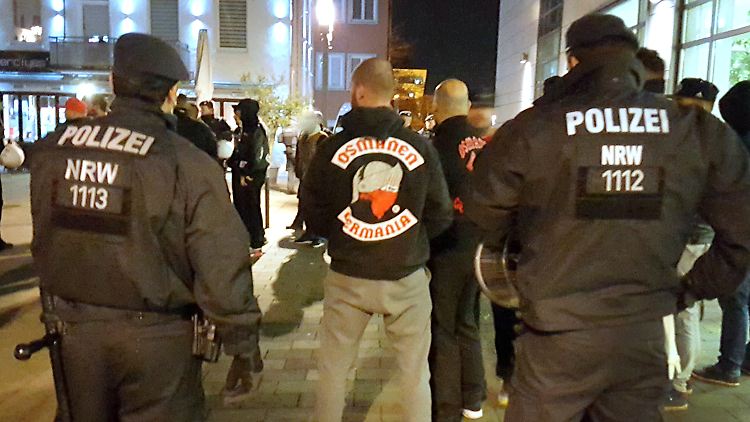 Die Polizei beobachtet im Januar 2016 in Neuss, NRW, ein Treffen der Rockergruppe "Osmanen".