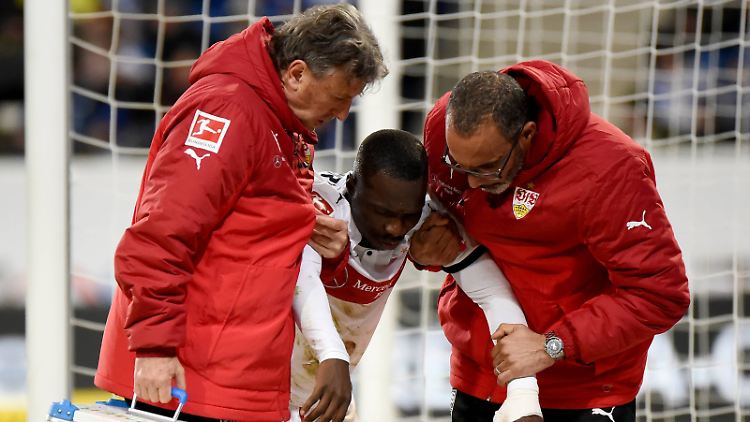 Verletzungsschock für den VfB: Chadrac Akolo musste nach einem Zusammenprall mit Hoffenheims Kevin Vogt vom Platz.