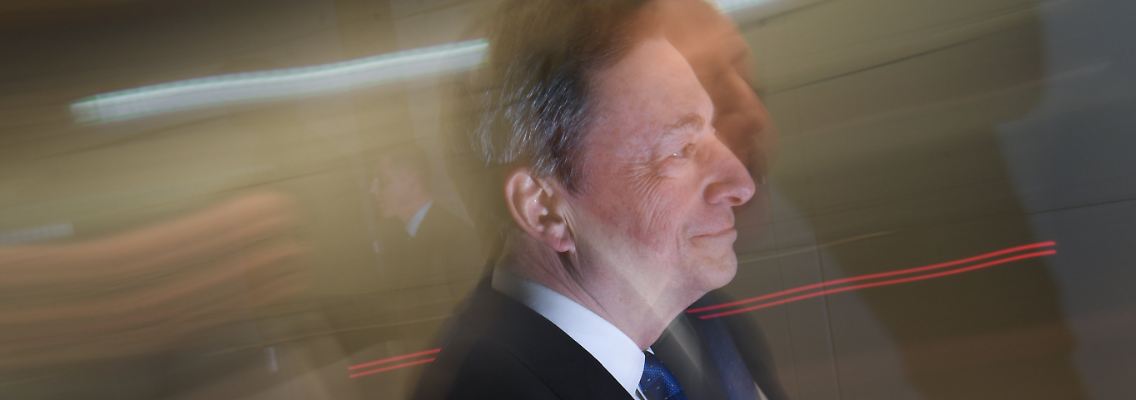 Was hat er vor? Alles wartet auf EZB-Chef Mario Draghi.