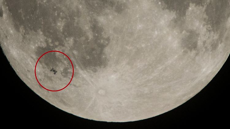 Der höchstgelegene Arbeitsplatz der Menschheit: die Internationale Raumstation ISS am 2. Dezember beim Vorbeiflug vor dem Mond.