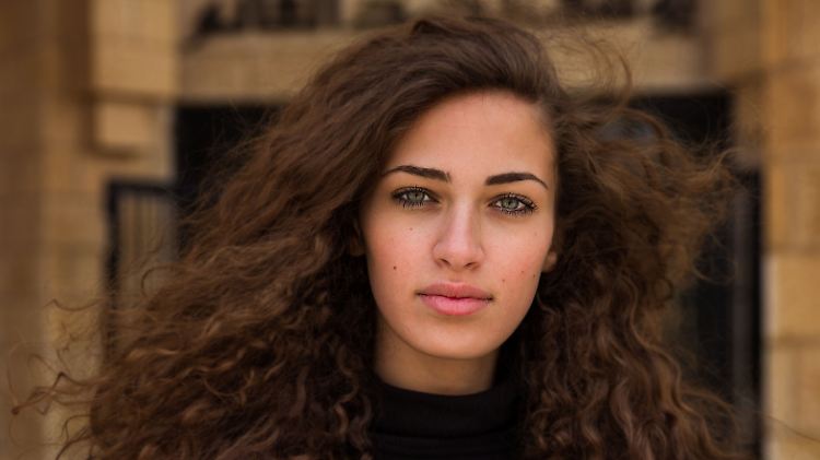 Eine der 500 porträtierten Frauen ist die Palästinenserin Amal.