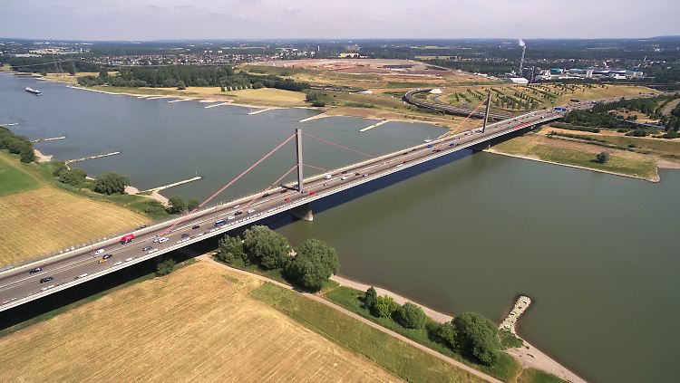 Die Autobahnbrücke weist viele Schäden auf.