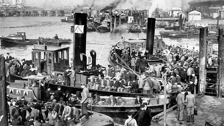 Baumwall, "Sammeltaxi-Barkassen" für Dockarbeiter kurz vor dem Auslaufen der zweiten Schicht. (1950)