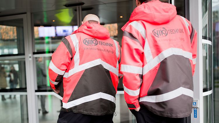 Niki-Mitarbeiter gehen auf dem Flughafen Schwechat bei Wien zu einer Mitarbeiterversammlung.