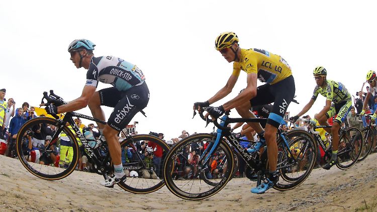 Hier sind Tony Martin (links) und Chris Froome (rechts) noch im Konkurrenzkampf.