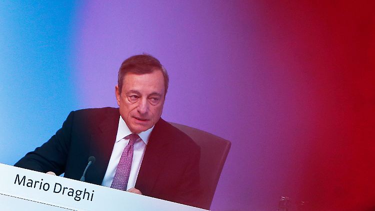 EZB-Chef Draghi trotzt der Kritik aus Deutschland: Der Zins bleibt unangetastet.