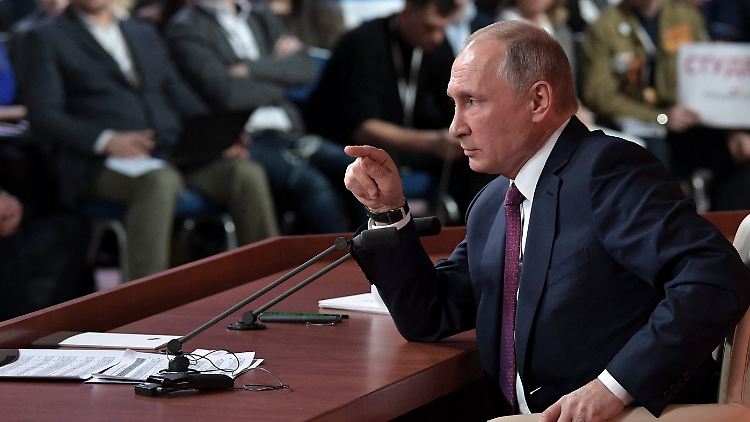 Vor 1600 Journalisten legt Putin seine Sicht der Dinge dar.