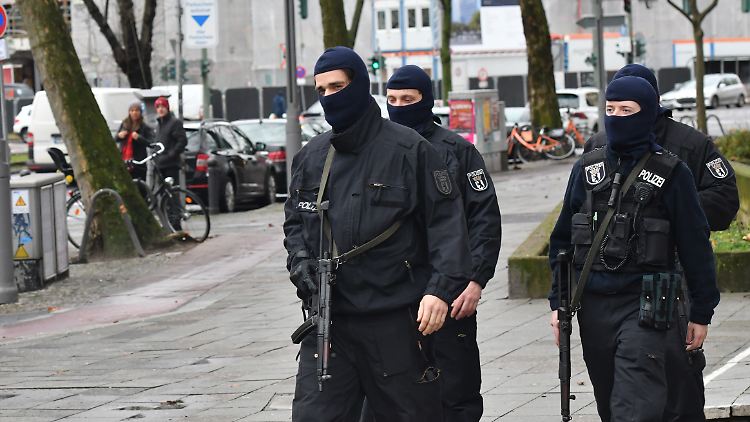 Polizisten bei einer der Razzien in Berlin.