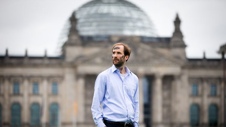 Der künstlerische Leiter des Zentrums für Politische Schönheit (ZPS), Philipp Ruch.
