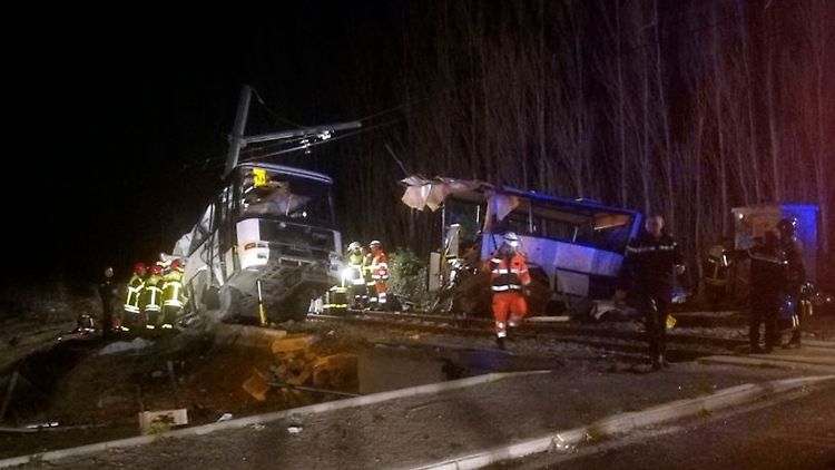 Die Wucht des Aufpralls riss den Schulbus in zwei Teile.