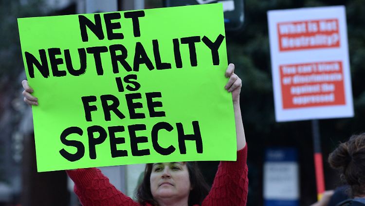 Eine Demonstrantin warnt bei einem Protest im November vor der Aufweichung der Netzneutralität.
