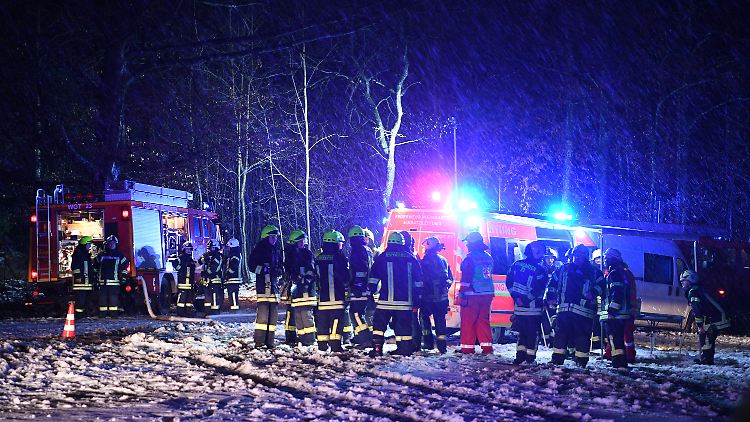 Die Bergungsarbeiten gestalten sich schwierig. Der Absturzort der Cessna liegt in einem dichten Waldgebiet und es hat geschneit.