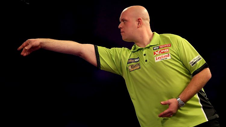 Michael van Gerwen erledigte die Pflichtaufgabe hochkonzentriert.