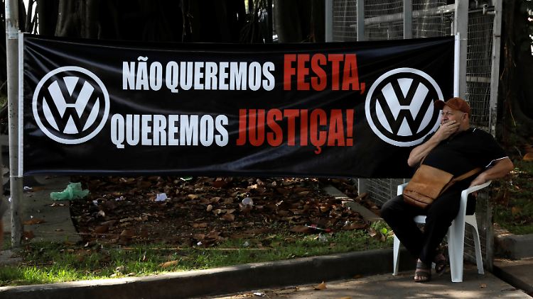 "Wir wollen nicht feiern, wir wollen Gerechtigkeit" steht auf dem Schild dieses früheren VW-Mitarbeiters, der Opfer der brasilianischen Militärdiktatur wurde.