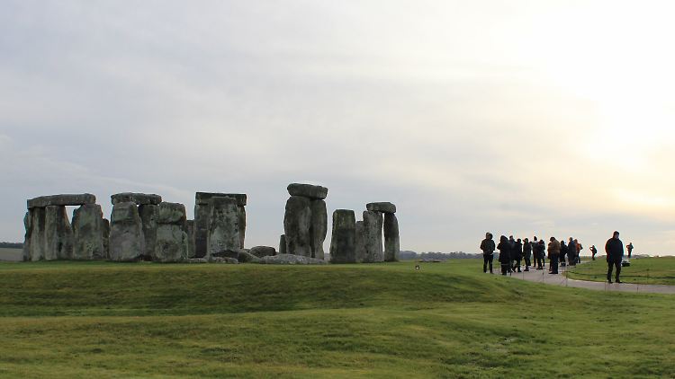 Besucher hinter den Absperrungen der Kultstätte Stonehenge: Zum Schutz der Steine dürfen Besucher den Steinkreis normalerweise nicht betreten. Anlässlich der Wintersonnenwende gibt es eine Ausnahme.