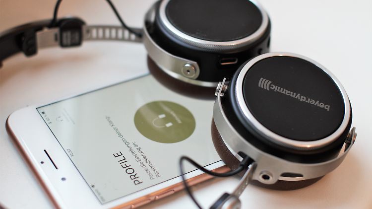 Beyerdynamics Aventho Wireless versteht sich gut mit dem iPhone. 