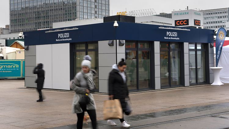 Mitten auf dem Alexanderplatz steht das neue Vorzeigeobjekt der Berliner Polizei: die Alex-Wache.